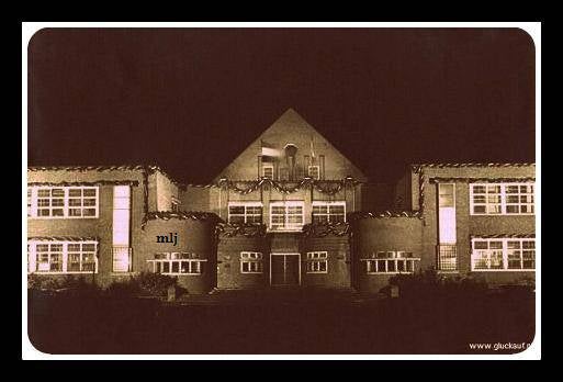 07-01-1937,hoofgebouw ingang verlicht voor huwelijk prinses Juliana.© www.gluckauf.nl