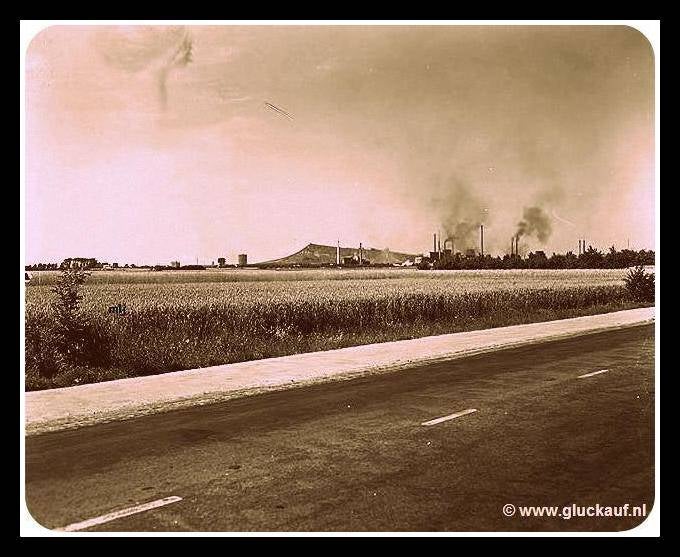 De enorme steenberg van de Stm. Maurits is hier goed vanuit de verte te zien inclusief de Stm. zelf. De foto is gemaakt in 1947. © Stm./www.gluckauf.nl