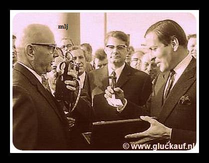 Prins Claus bij het afgraven van de Steenberg van de Stm.Maurits op 29 okt. 1969. Links wordt het startsein  gegeven aan de machinisten van de graafmachines om te beginnen met afgraven. Prins Claus doet wat van de steenberg in een doosje. © gluckauf