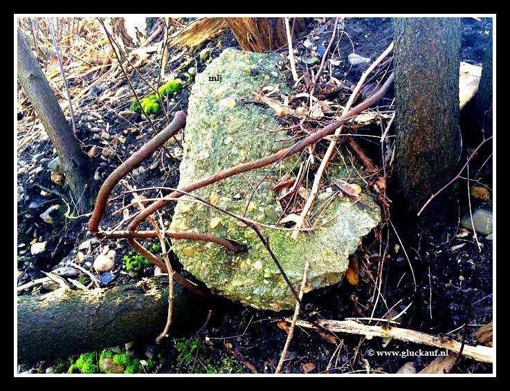 Grote brokken beton, van de voormalige Mijnbrug. © www.gluckauf.nl