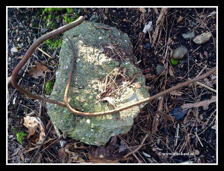 Grote brokken beton, van de voormalige Mijnbrug. © www.gluckauf.nl