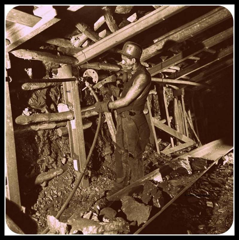 Houwer aan het werk. In 21 november 1945 in de Stm. Emma.© ANEFO./www.gluckkauf.nl