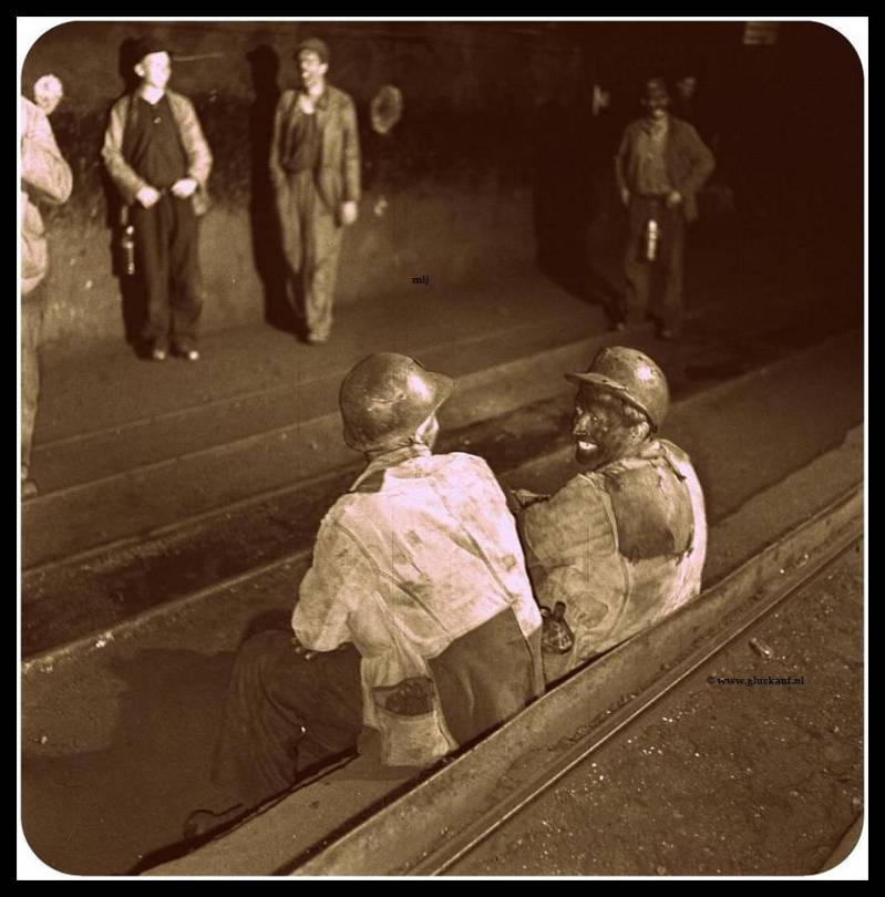 Mijnwerkers wachten ondergronds om naar boven te kunnen gaan in 1945 Staatsmijn Emma. © www.gluckauf.nl