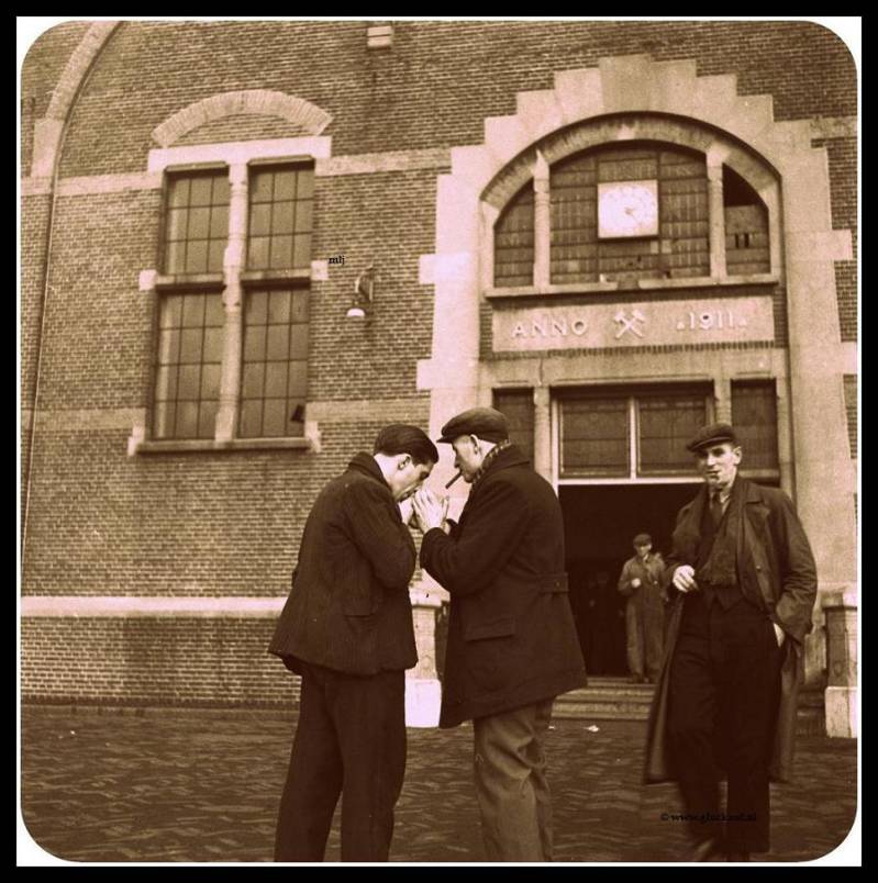 Mijnwerkers klaar met de dienst staatsmijn Emma in 1945. © www.gluckauf.nl