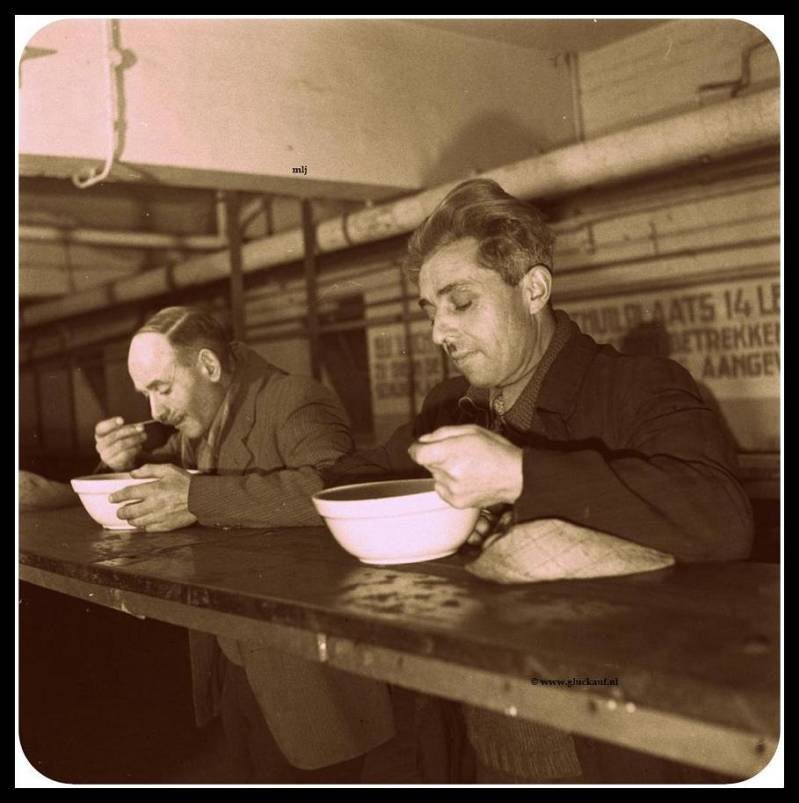 Mijnwerkers krijgen extra eten voor aanvang dienst in 1945, Staatsmijn Emma. © www.gluckauf.nl