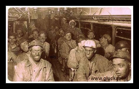 Mijnwerkers in een autobus. © www.gluckauf.nl