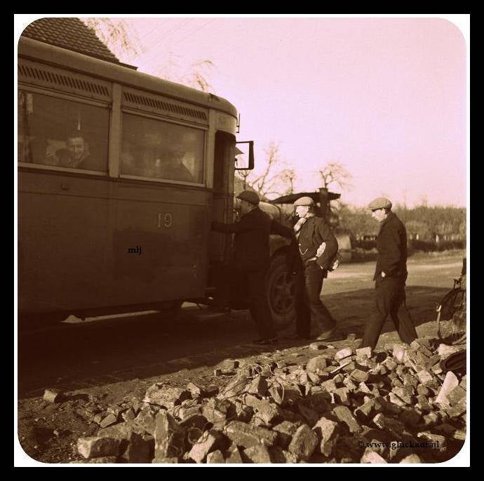 Busvervoer naar Stm. Emma 1 nov.1945. Tijdens de oorlog en daarna heeft de Staatsmijnen met LTM samen gewerkt ivm busvervoer. © www.gluckauf.nl