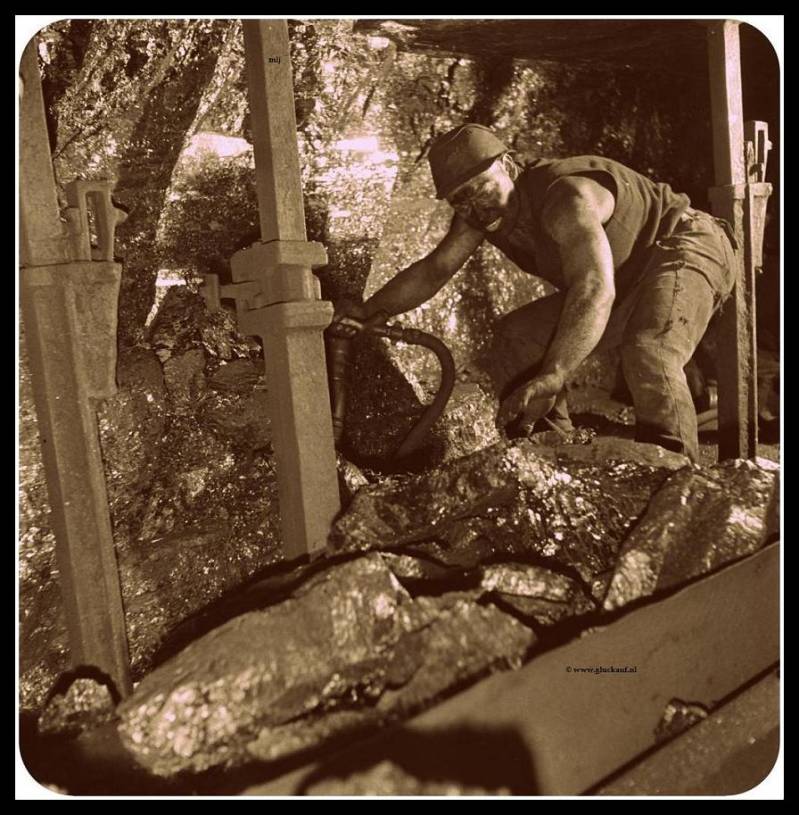 Houwer aan het werk met een boorhamer, in een pijler. In 21 november 1945 in de Stm. Emma.© ANEFO./www.gluckauf.nl