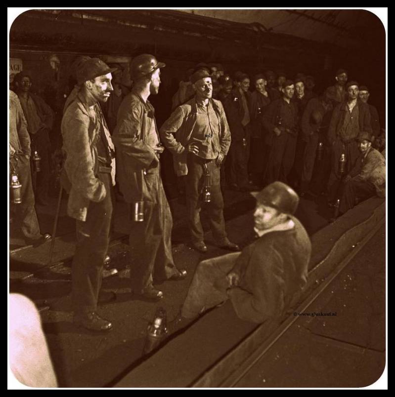 Mijnwerkers wachten ondergronds om naar boven te kunnen gaan in 1945 Staatsmijn Emma. © www.gluckauf.nl