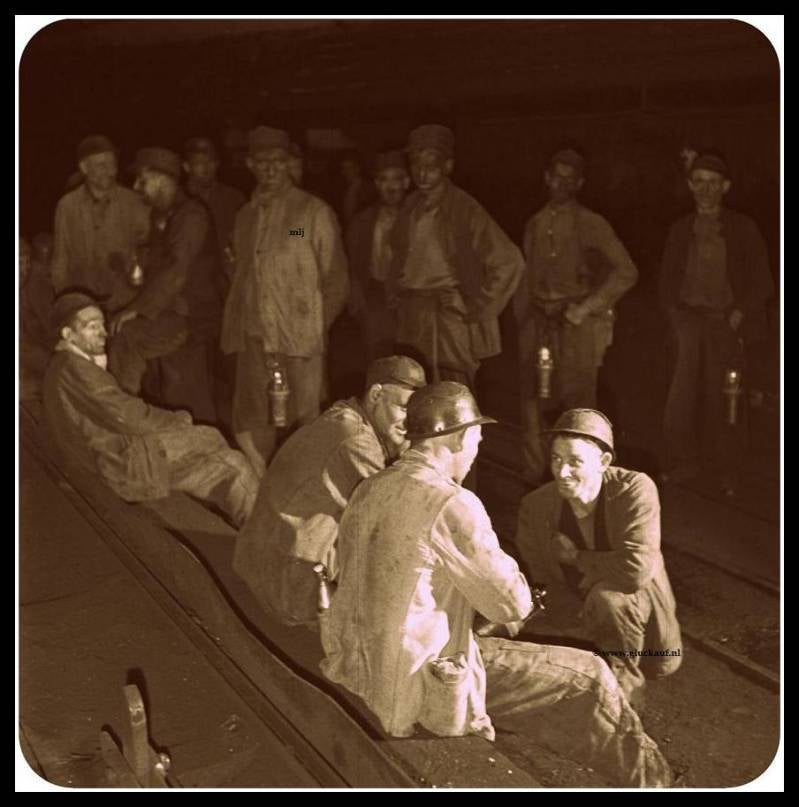 Mijnwerkers wachten op de liftkooi in 1945 ondergronds Staatsmijn Emma. © www.gluckauf.nl