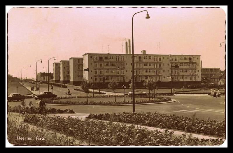 Foto kaart uit 1962. De Lange Jan en Lange Lies zijn achter de mijnwerkersflats te zien.© Gebr. Simons./www.gluckauf.nl