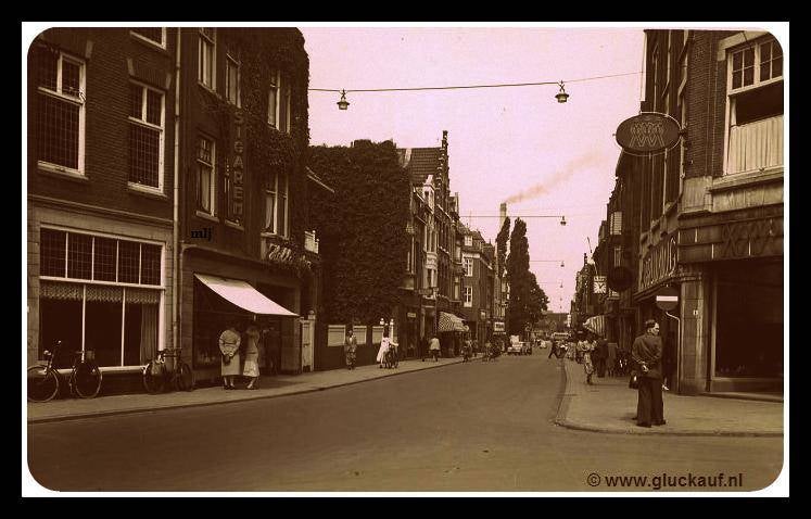 Saroleastraat. Rechts de Bongerd. Op de achtergrond het station en de 'Lange Jan', de schoorsteen van de Oranje-Nassaumijn 1.  © www.gluckauf.nl