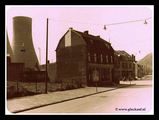 Sittarderd weg 1958. Met de koeltorens van de O.N 1. © www.gluckauf.nl