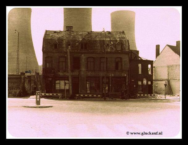 Sittarderd weg 1958. Met de koeltorens van de O.N 1. © www.gluckauf.nl