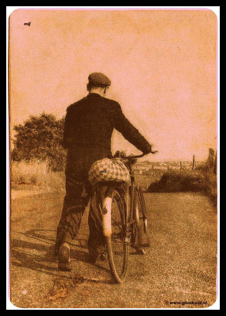 De 2e seingever de Heer Piet Petrus Pelders op weg met zijn fiets en pungel naar de Oranje Nassau Mijn 4.© www.gluckauf.nl