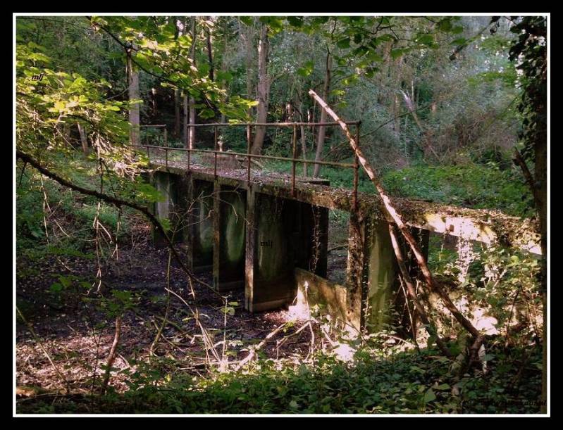 De loopbrug en de stuw bij de voormalige Schacht 4 in Schinnen. © www.gluckauf.nl