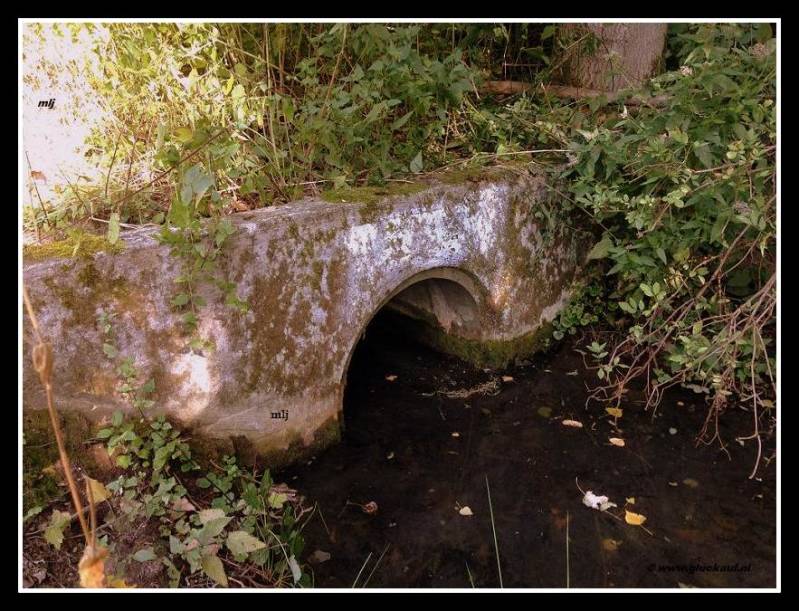 Voormalige duiker van de Schacht 4 Mijn. Als je dicht erbij staat zie je in het het witte gedeelte nog SM ( Staatsmijn ) staan.© www.gluckauf.nl