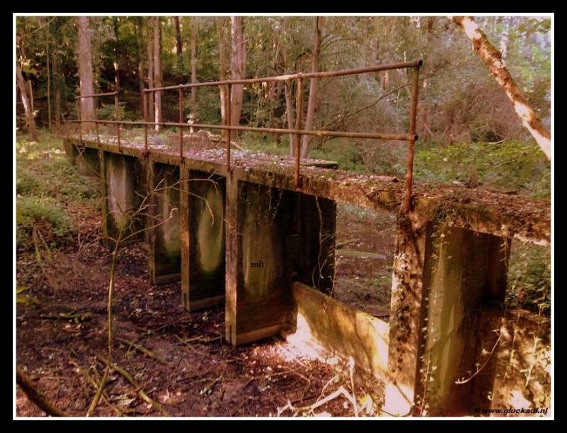 De loopbrug en de stuw bij de voormalige Schacht 4 in Schinnen. © www.gluckauf.nl