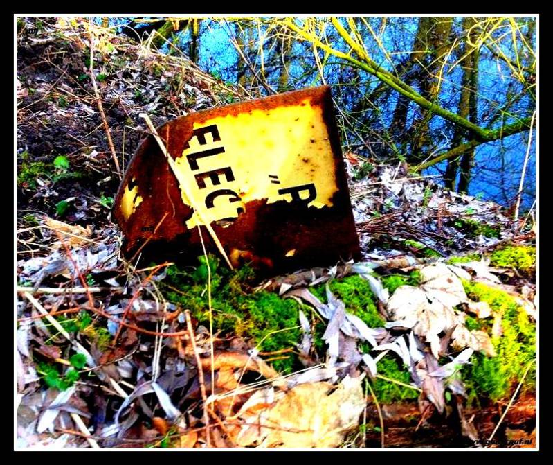 Waarschuwingsbord, bij het slik vijver van de voormalige Mijn Schacht 4. Met denkelijk de tekst &quot; pas op electriciteit kabels. © www.gluckauf.nl