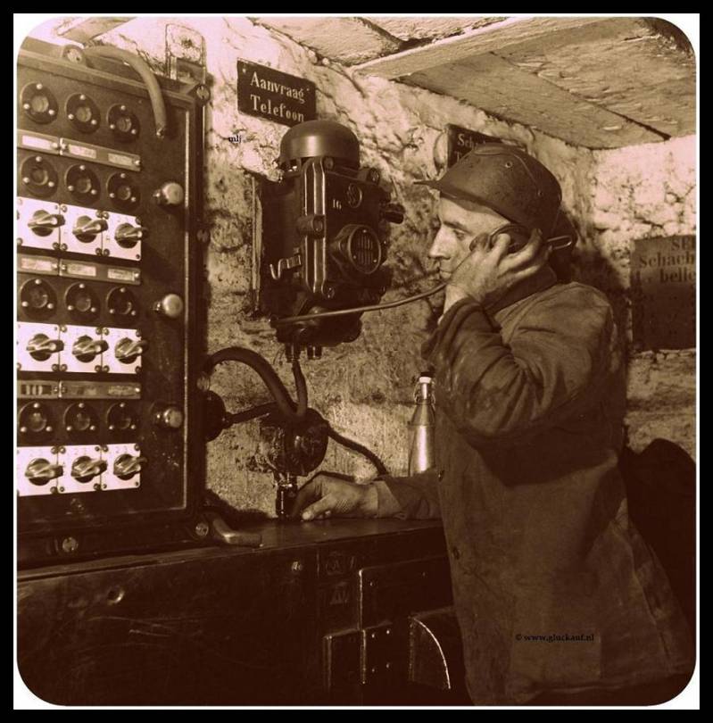 Mijnwerker ondergronds telefoneren in 1945, Staatsmijn Emma. © www.gluckauf.nl