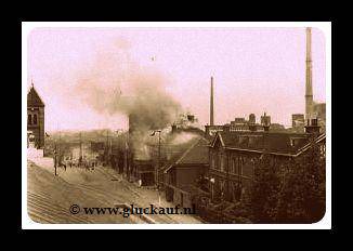 Station Heerlen staat in brand. Door de Duiters in de 1944 in brand gestoken. Lange Jan is te zien.© www.gluckauf.nl