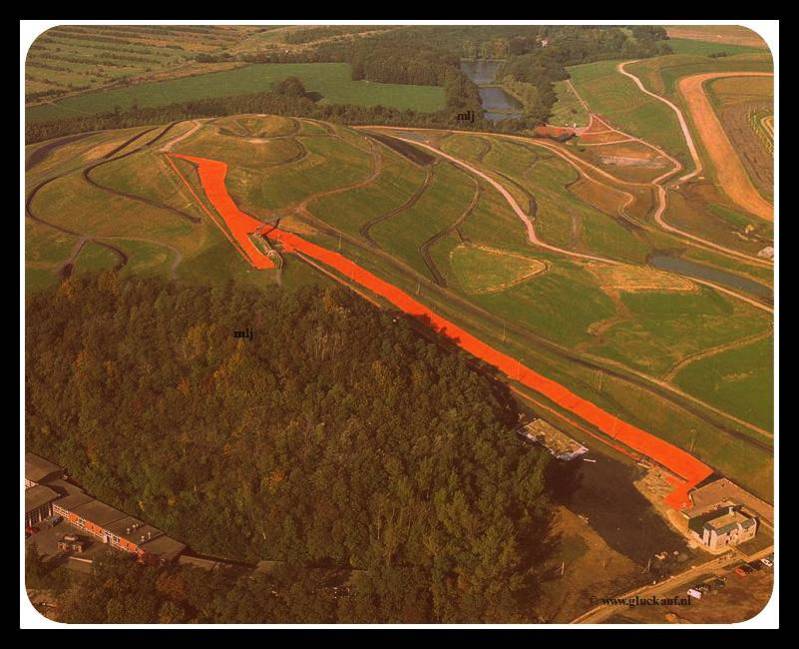 Luchtfoto van de voormalige steenberg van de Stm.Wilhelmina, uit de jaren tachtig. Je ziet waar toen de skipiste lag, nu ligt daar Snow World. © Bos./www.gluckauf.nl