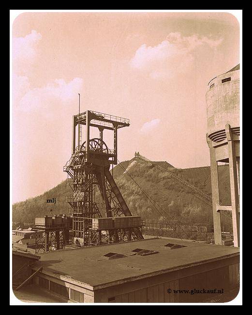 Schacht van de voormalige Stm. Wilhelmina, met de steenberg op de achtergrond. © www.gluckauf.nl