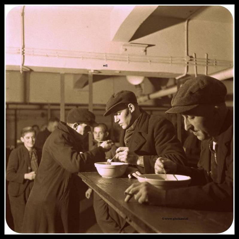 Mijnwerkers krijgen extra eten voor aanvang dienst in 1945, Staatsmijn Emma. © www.gluckauf.nl