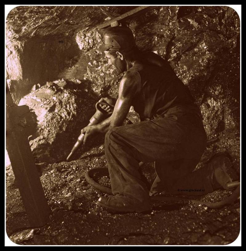 Houwer aan het werk met een boorhamer. In 21 november 1945 in de Stm. Emma.© ANEFO./www.gluckauf.nl