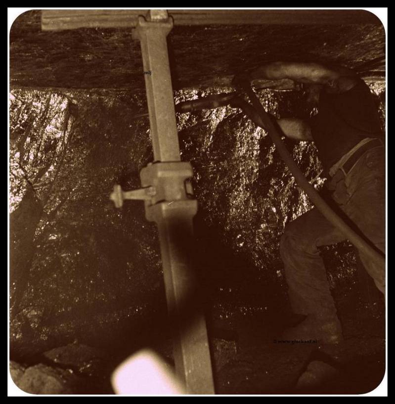 Houwer aan het werk in een pijler. In 21 november 1945 in de Stm. Emma.© ANEFO./www.gluckauf.nl