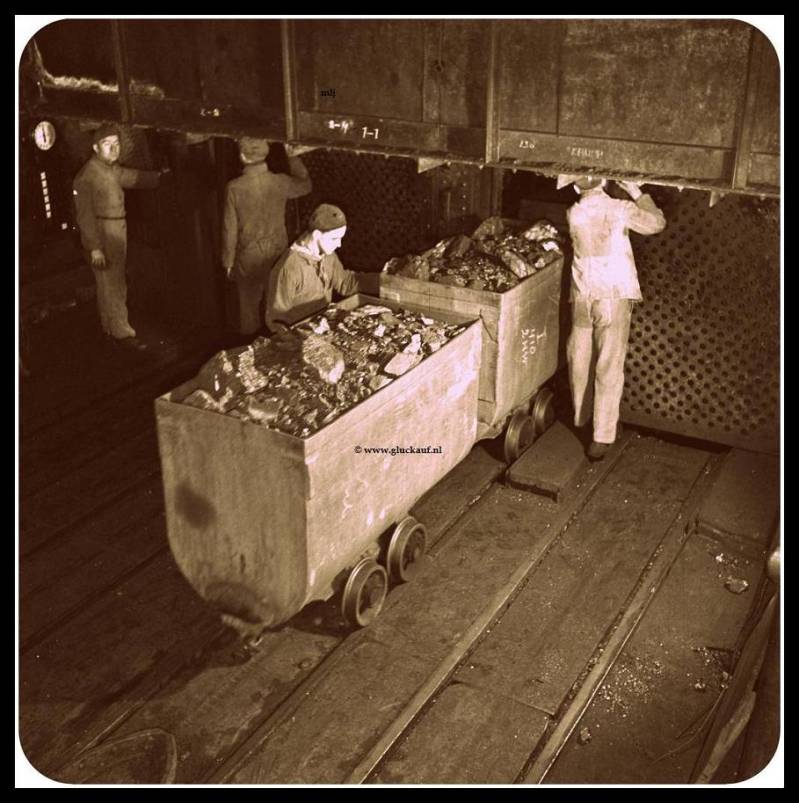 Kolen wagons bij d liftkooien 1945 Staatsmijn Emma. © www.gluckauf.nl