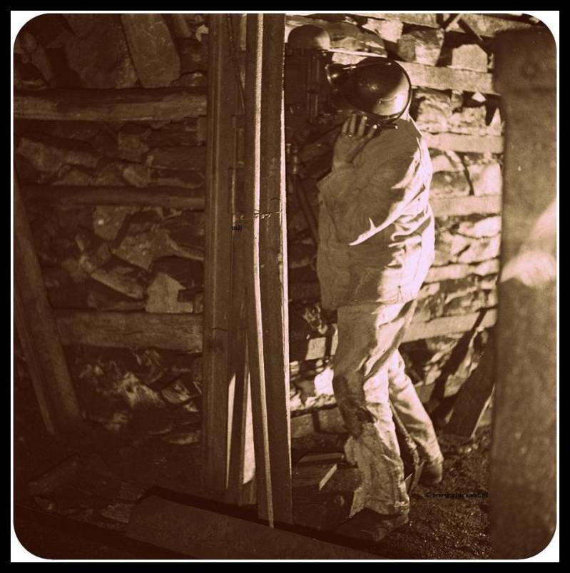 1945 Opzichter aan de telefoon Staatsmijn Emma. © www.gluckauf.nl