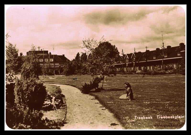 Fotokaart uit 1950, Treebeekplein. Achter op de foto zie je de beambte Casino van de Staatsmijn Emma.© Gebr.Simons./www.gluckauf.nl