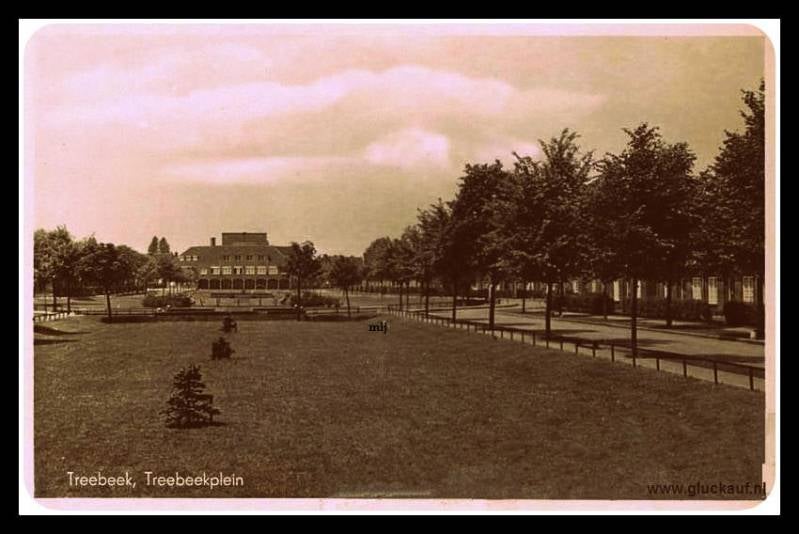 Fotokaart uit 1940, Treebeekplein. Achter op de foto zie je de beambte Casino van de Staatsmijn Emma.© Ruiter./www.gluckauf.nl