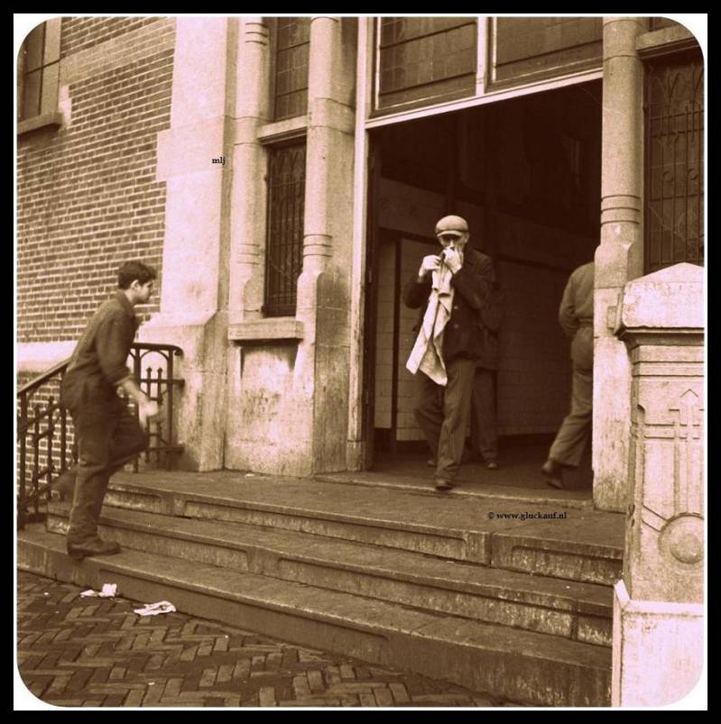 Mijnwerker verlaat het hoofdgebouw Staatsmijn Emma in 1945. © www.gluckauf.nl