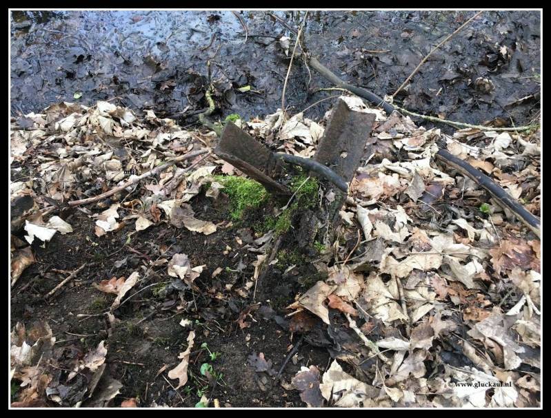 Overal vindt men nog spullen die bij de schacht 4 hoorde. © www.gluckauf.nl