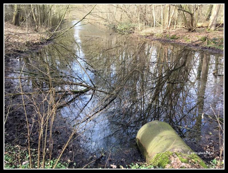 Voormalige overloop buis, om het mijnwater weg te laten lopen van schacht 4. © www.gluckauf.nl
