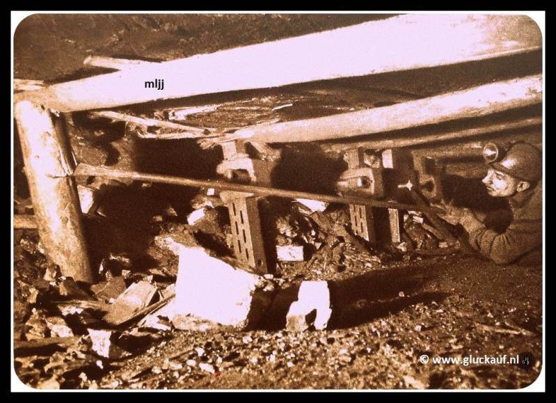 (roven)Waar houtenstempels moeten worden geroofd worden deze op veilige afstand met een langehoutbeitel gemonteerd op een Afbouwhamer gesnoeid 1948. Pijler 4B.© Cals/www.gluckauf.nl