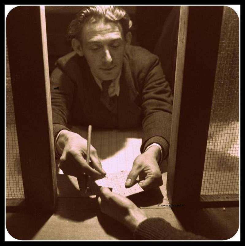 Uitreiking voedselbonen in 1945, Staatsmijn Emma. © www.gluckauf.nl