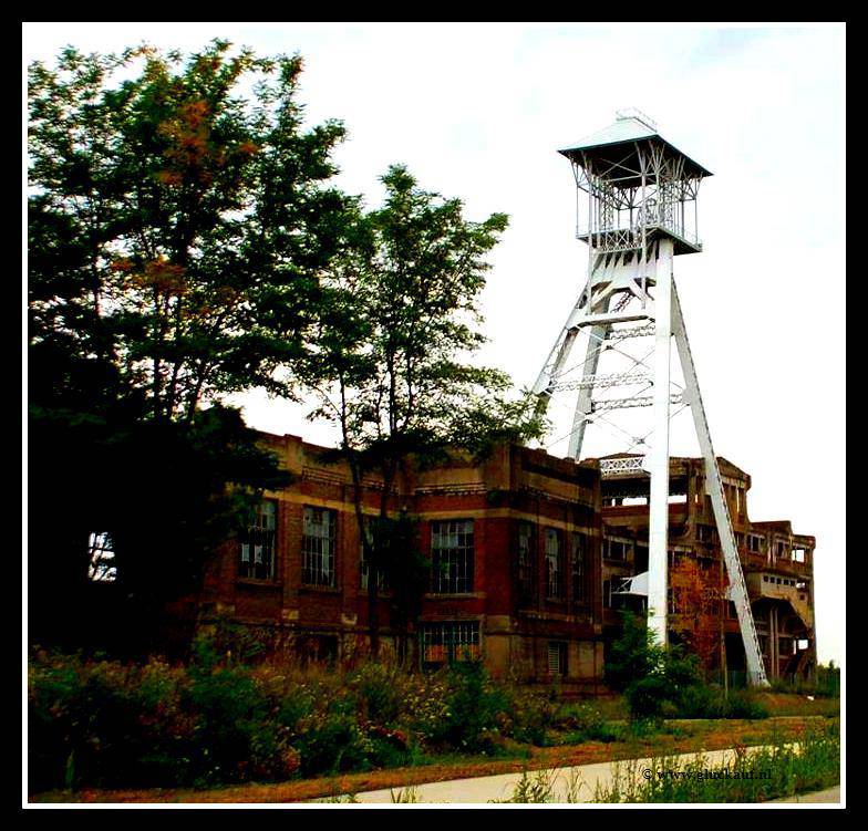 Voormalige Belgische Steenkolenmijn van Waterschei (depo) met diverse mijngebouwen en de imposante schachtbok.© www.gluckauf.nl
