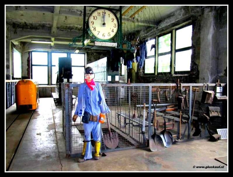 Voormalige Belgische Steenkolenmijn van Waterschei (depo) met wat uitgestalde mijn-attributen en een groot uurwerk. © www.gluckauf.nl