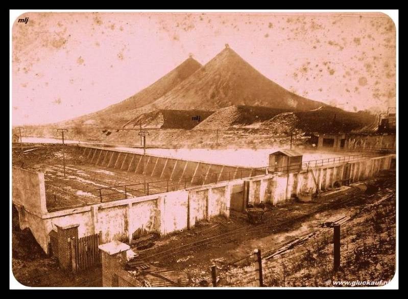 De slikbassins van de voormalige Stm. Wilhelmina. De foto is gemaakt rond 1925. Met op de achtergrond de steenberg. © www.gluckauf.nl