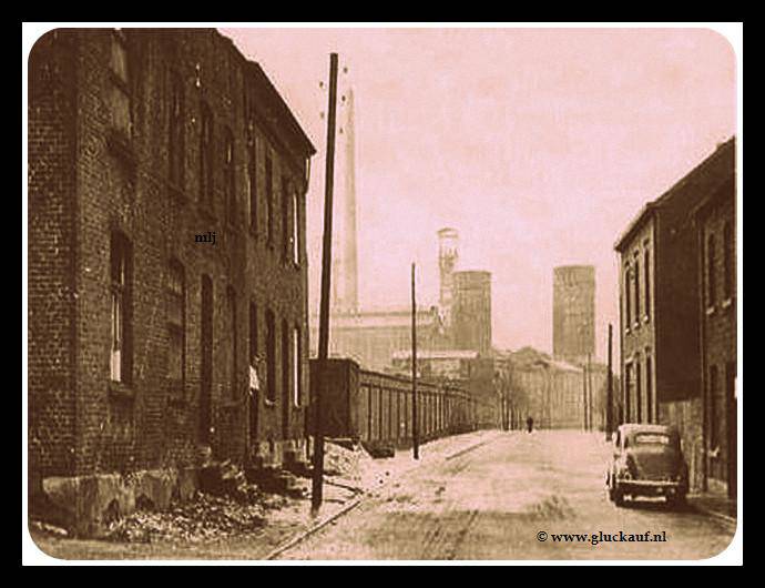 Mijn Willem-Sophia 1955 schifferheidestraat op de achtergrond de Mijn. © www.gluckauf.nl