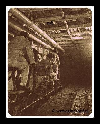Opzichters van de Mijn Willen-Sofhia op een mijnfiets in de hammtunnel op 105.meter verdieping. © Cals/www.gluckauf.nl