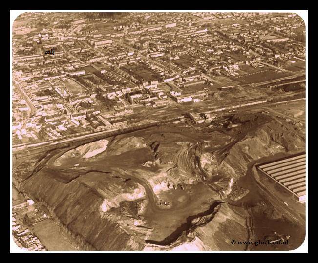 De Mijn Willen-Sophia 1974 wordt afgeschraven de steenberg.© www.gluckauf.nl