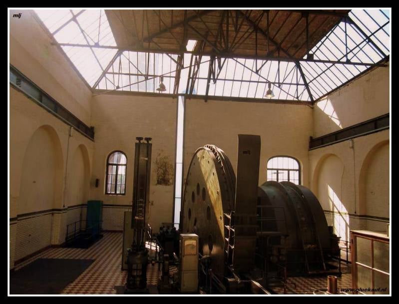 Foto is genomen in het voormalige Schacht machine gebouw lift, van de Mijn Winterslag. © www.gluckauf.nl
