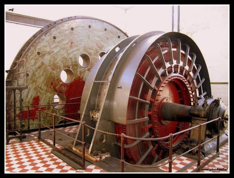 Foto is genomen in het voormalige Schacht machine gebouw lift, van de Mijn Winterslag. © www.gluckauf.nl