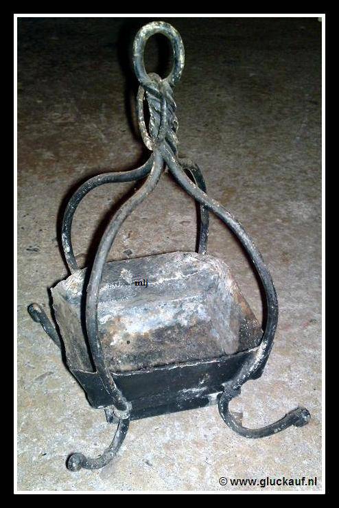 Kledinghaak ( kroontje ) zeepbakje, deze heeft een hogere rand dan de andere modellen. Stm. Maurits.  © www.gluckauf.nl