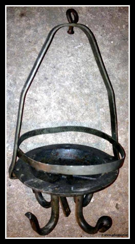 Kledinghaak met zeep bakje met ring. In de laatste jaren van de Staatsmijnen gebruikt. © www.gluckauf.nl