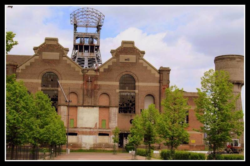 Voormalige mijn Zolder. Met de schacht en de watertoren. © www.gluckauf.nl